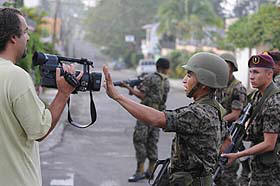 Represión a periodistas en las calles de Tegucigalpa.
